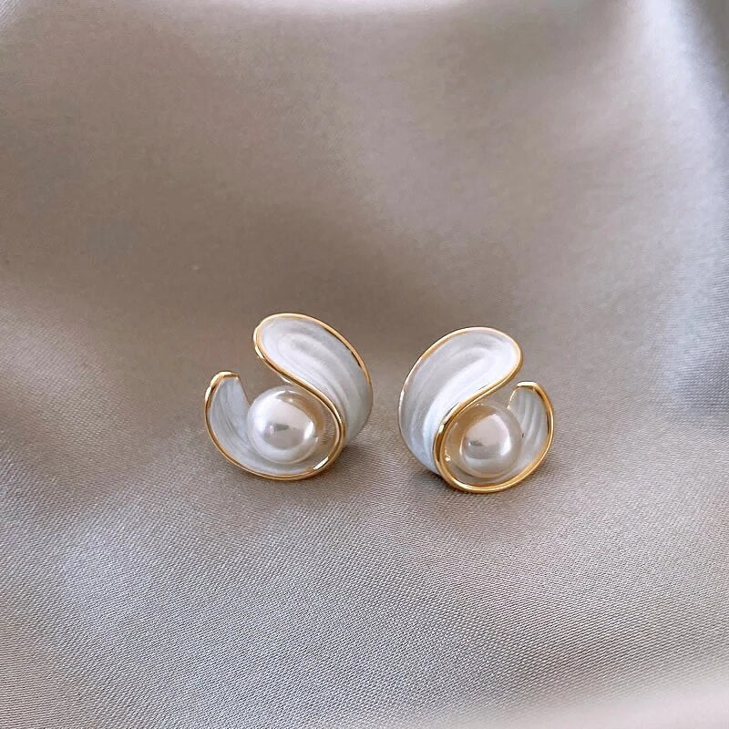 Oro Swirl Perla Aretes de Botón