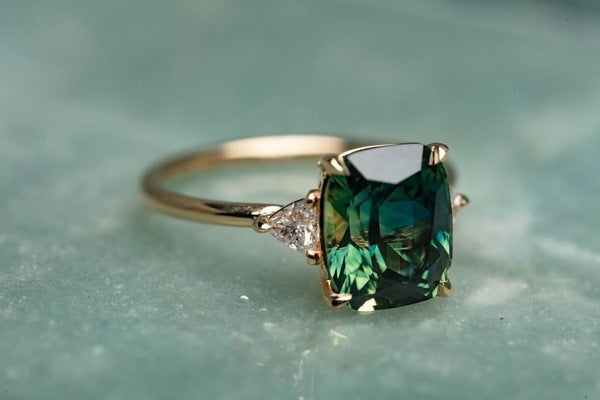 Oro Esmeralda Solitaire Anillo