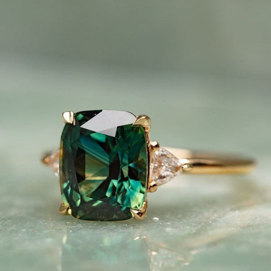 Vintage-Inspired Green Gemstone Anillo | Oro